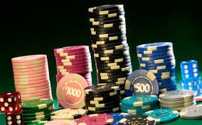 Meja Bandar Poker di tembus 77 menampilkan kartu, chip, dan antarmuka pemain